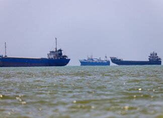 Iran, Trump accusa Teheran: “Droni contro le navi nello Stretto di Hormuz”