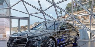 La Mercedes Classe S guarda al futuro tra lusso, IA e guida intelligente