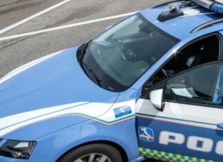 Lancia tanica di benzina su poliziotto e tenta di dargli fuoco, arrestato