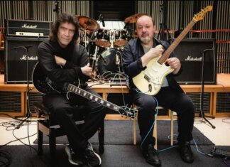 Le chitarre di Hackett e Rothery insieme in un disco. E il tocco magico è di un italiano