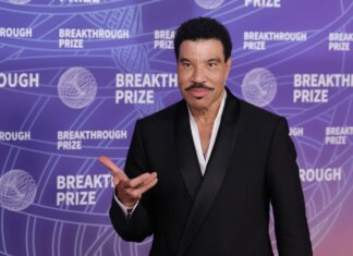 Lionel Richie ferma il concerto per un malore: “Non era in condizioni di continuare”