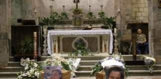 L’ultimo saluto a madre e figlio uccisi a fucilate, Camaiore si stringe nel dolore