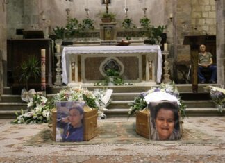 L’ultimo saluto a madre e figlio uccisi a fucilate, Camaiore si stringe nel dolore