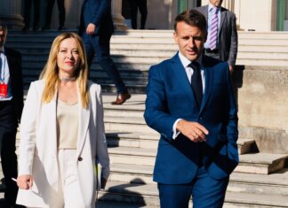 Meloni ritrova Macron, si scioglie il ‘gelo’ sotto il sole di Antibes: “Iniziativa in Libano”