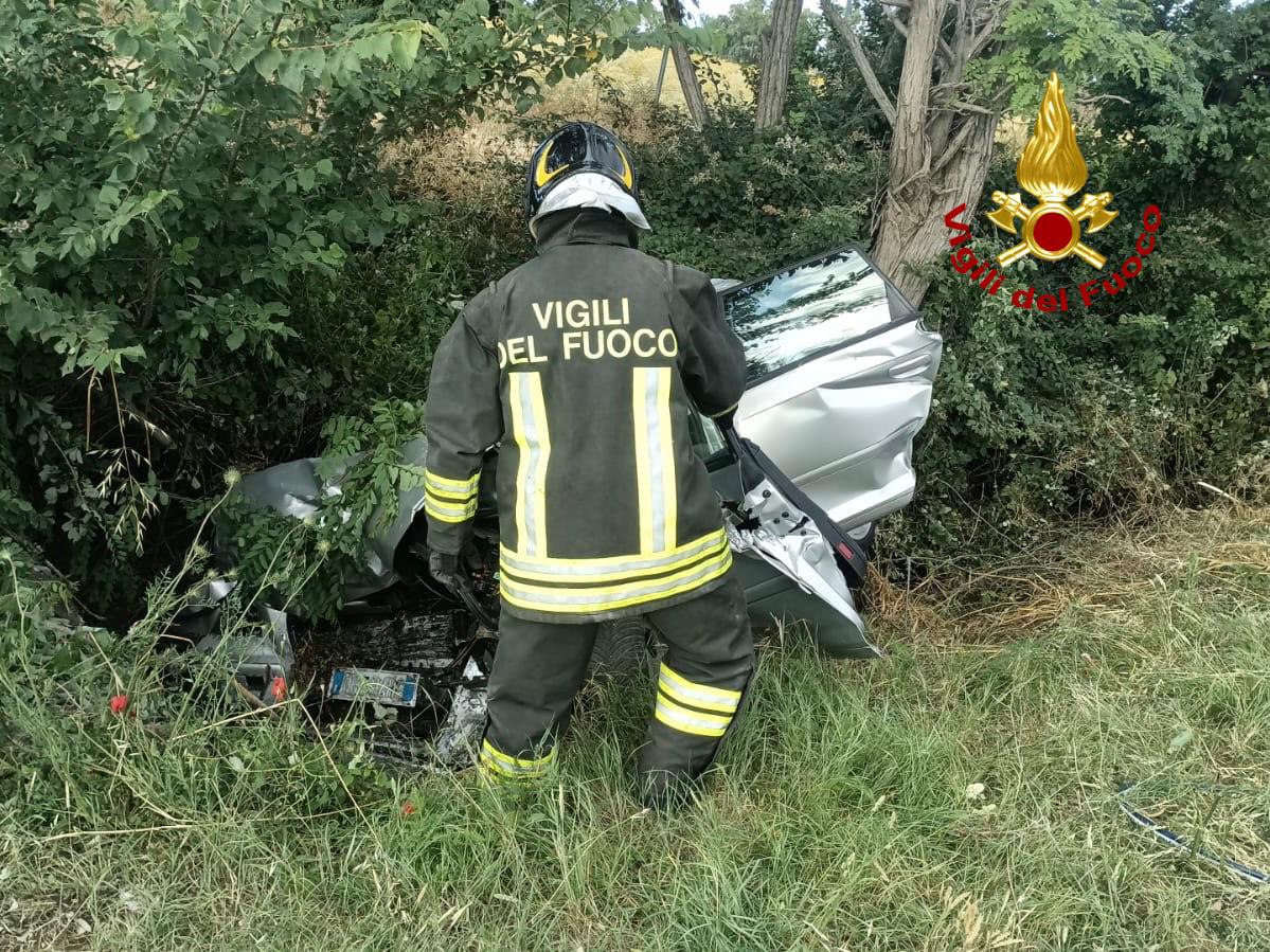 dramma all8217alba muore con l8217auto nel fossato giovane padre ferita la figlia di sei anni da Corrieretoscano.it dramma all8217alba muore con l8217auto nel fossato giovane padre ferita la figlia di sei anni