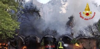 Cinque auto e due moto a fuoco nell’incendio a Siena