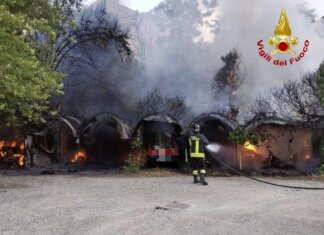 Cinque auto e due moto a fuoco nell’incendio a Siena