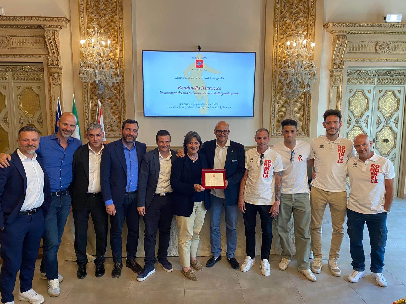 una targa per gli 80 anni della rondinella marzocco nell8217anno della promozione in serie d da Corrieretoscano.it una targa per gli 80 anni della rondinella marzocco nell8217anno della promozione in serie d