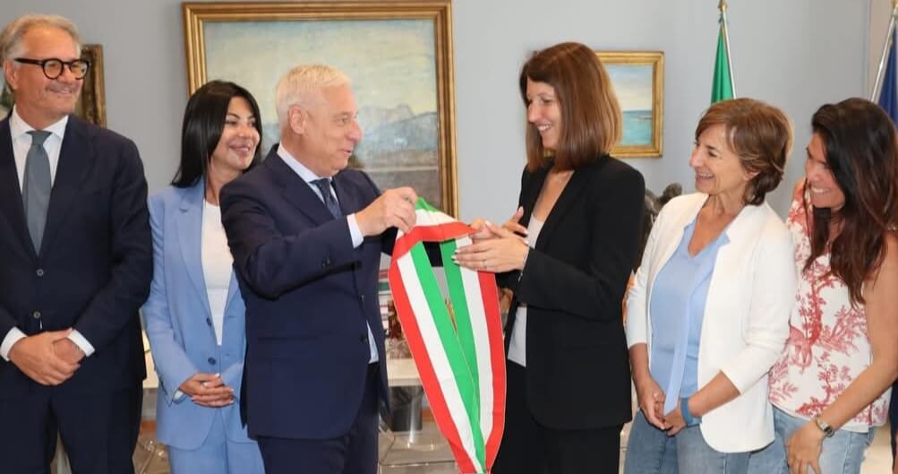 la neo sindaca sara grilli riceve la fascia tricolore da del ghingaro un onore servire viareggio da Corrieretoscano.it la neo sindaca sara grilli riceve la fascia tricolore da del ghingaro un onore servire viareggio