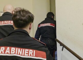 Torino, tentano furto in studio medico: carabinieri rispondono alla radio dei complici, tre arresti