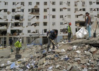 Venezuela, salvati padre e figlio a quattro giorni dal terremoto. Corsa contro il tempo