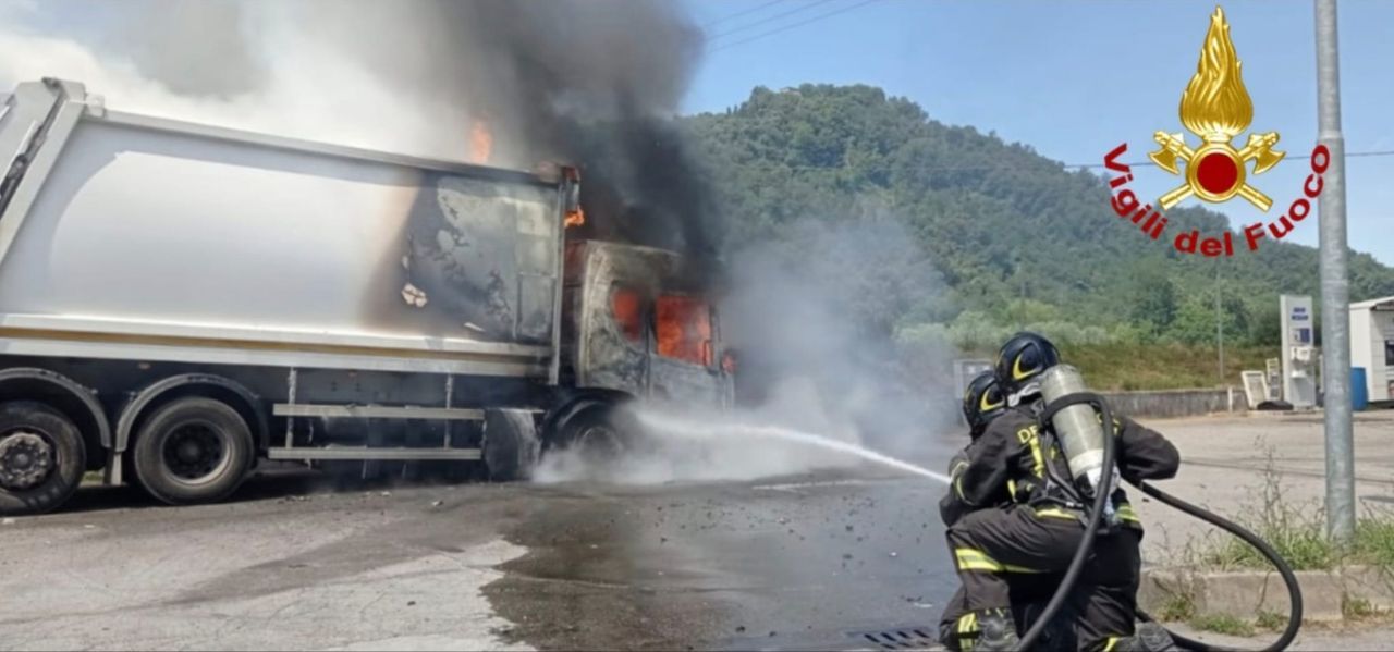 mezzo della nettezza urbana in fiamme vicino al distributore di benzina da Corrieretoscano.it mezzo della nettezza urbana in fiamme vicino al distributore di benzina