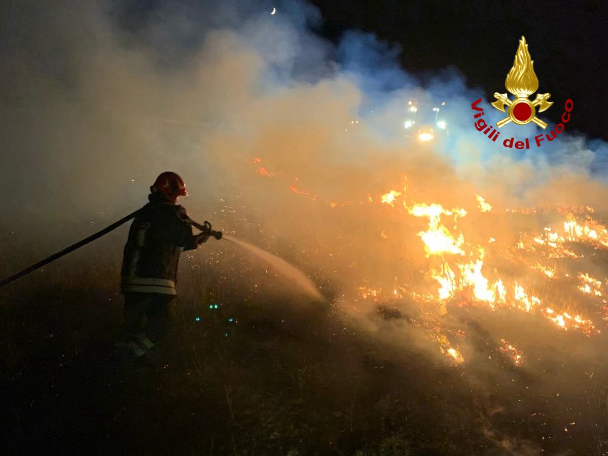 in fiamme una macchina per la pressatura della paglia a fuoco 5 ettari di stoppie da Corrieretoscano.it in fiamme una macchina per la pressatura della paglia a fuoco 5 ettari di stoppie