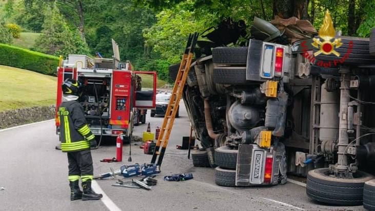 si ribalta con l8217autoarticolato e muore schiacciato contro un albero da Corrieretoscano.it si ribalta con l8217autoarticolato e muore schiacciato contro un albero