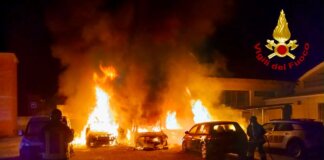 Sette macchine in fiamme al rivenditore di ricambi auto