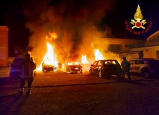 Sette macchine in fiamme al rivenditore di ricambi auto
