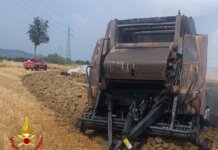 Macchinario agricolo per la creazione di rotoballe in fiamme: vigili del fuoco in azione a Cascina