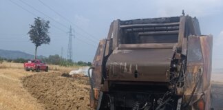 Macchinario agricolo per la creazione di rotoballe in fiamme: vigili del fuoco in azione a Cascina