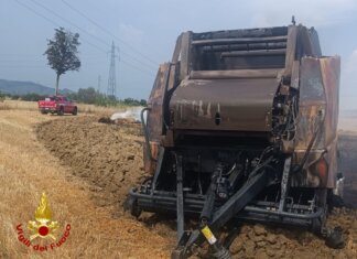 Macchinario agricolo per la creazione di rotoballe in fiamme: vigili del fuoco in azione a Cascina