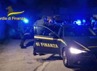 Filmato dai passanti mentre picchia la ex per strada: arrestato guardia di finanza
