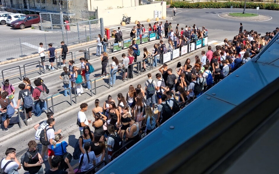 l8217ultima campanella si festeggia in spiaggia oltre mille ragazzi sui mezzi per tirrenia da Corrieretoscano.it l8217ultima campanella si festeggia in spiaggia oltre mille ragazzi sui mezzi per tirrenia