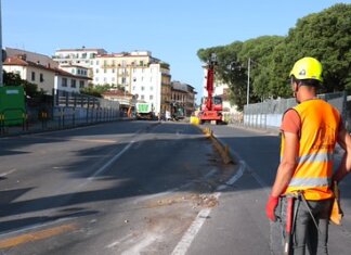Caos collegamenti per lo stop dei treni fra Campo Marte e Rifredi per il nuovo cavalcaferrovia: “Verificate gli orari”