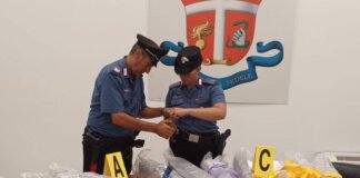 Nel portabagagli dell’auto nasconde 140 chili di droga: arrestata una donna