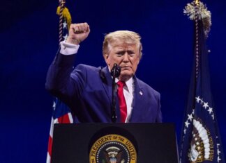 4 luglio, Trump: “Il sogno americano è tornato, non saremo mai un Paese comunista”