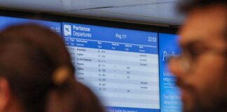 Accompagna il figlio in aeroporto, paga la sosta ma riceve… 200 euro di multa