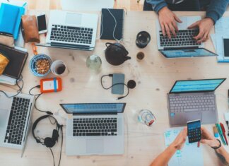 Ai riduce il burnout ma rischia di ampliare il deficit di connessione umana sul lavoro