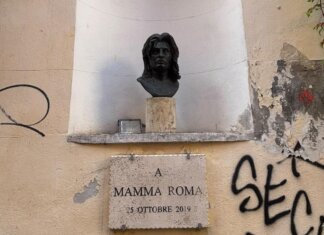 Anna Magnani torna a Trastevere, busto ricollocato nella nicchia di via della Pelliccia