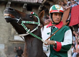 Aquila vince il Palio di Siena, Tittia fa 12: chi è il fantino dei record