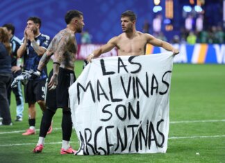 Argentina-Inghilterra, Lo Celso e Otamendi con striscione per Malvinas: rischio squalifica