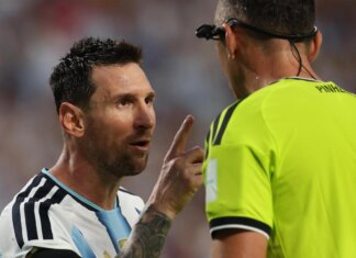Argentina, Messi litiga con l’arbitro: “Non mancarmi di rispetto”