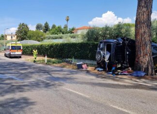 Auto finisce contro un albero a Cisterna di Latina: due morti