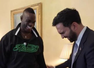 Balotelli a New York dal sindaco Mamdani, stretta di mano e maglia del Ghana in dono
