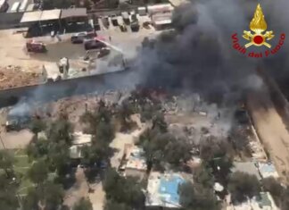 Bari, vasto incendio al campo rom: baracche distrutte, 80 evacuati