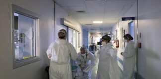 Covid, medici radiati vengono reintegrati. Burioni e Bassetti: “Vergogna”