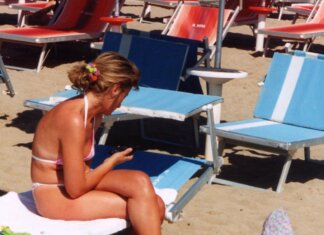 Dagli occhiali al portafogli, ecco gli oggetti più dimenticati dai bagnanti in spiaggia