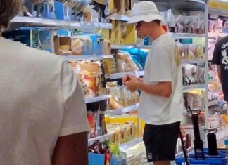 Dopo il trionfo a Wimbledon Sinner si rilassa in Sardegna e fa la spesa al discount