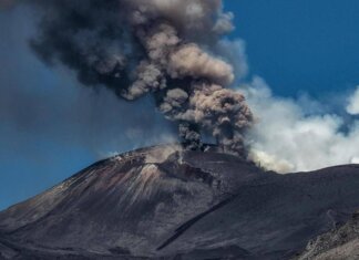Eruzione Etna, sospesi fino alle 17 i voli in arrivo all’aeroporto di Catania