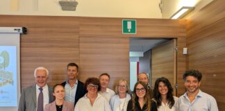 Nasce a Firenze Discover, il primo centro in Italia dedicato alla disconnessione digitale per i giovani Foto di gruppo con il presidente Giani