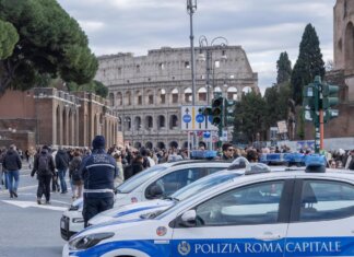 Fuochi d’artificio al Colosseo, agenti aggrediti: un arresto e una denuncia