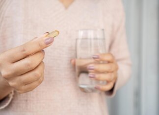 Gli italiani e il sonno, 3 su 4 faticano ad addormentarsi e 1 su 3 si attacca allo smartphone