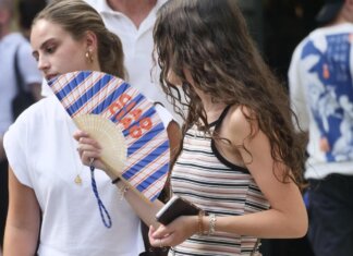 Il ventaglio è il vero accessorio dell’estate 2026: perché rinfresca davvero? La spiegazione della fisica