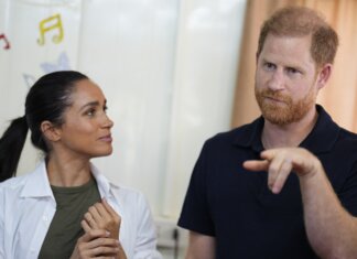 Il viaggio di Harry e Meghan in Gb? “Una commedia degli errori”