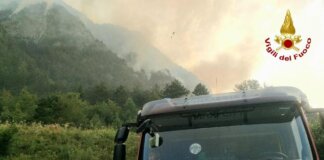 Incendio a Sesto al Reghena, operaio ferito e colonna di fumo visibile a chilometri