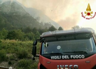 Incendio a Sesto al Reghena, operaio ferito e colonna di fumo visibile a chilometri