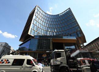 Incendio in edificio nel centro di Bruxelles, diversi morti e dispersi