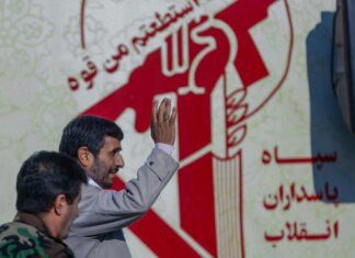 “Incontri segreti del Mossad con Ahmadinejad”, il piano di Israele per il cambio di regime in Iran